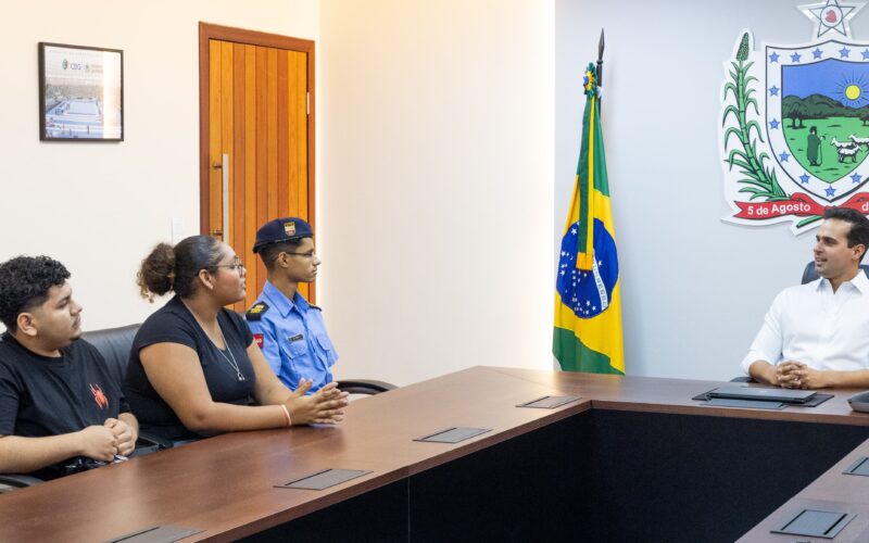 Lucas Ribeiro recepciona intercambistas do Conexão Mundo e destaca importância na formação dos estudantes