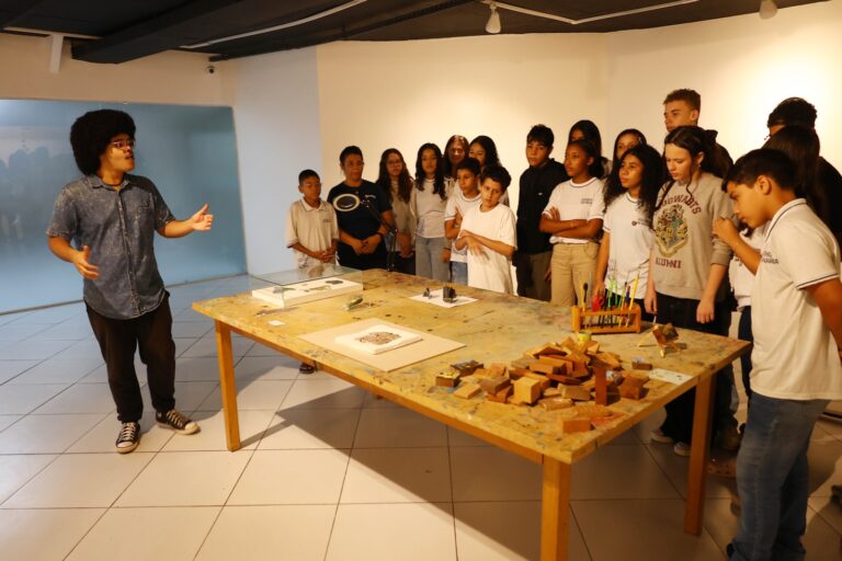 Atividade educativa sugere jogo de interpretação coletiva na exposição “Por uma Arte Menor”