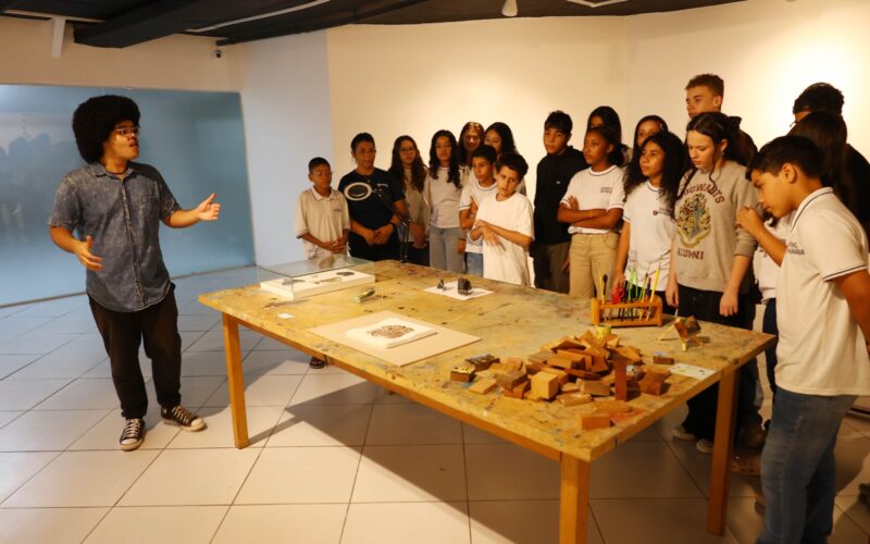 Atividade educativa sugere jogo de interpretação coletiva na exposição “Por uma Arte Menor”