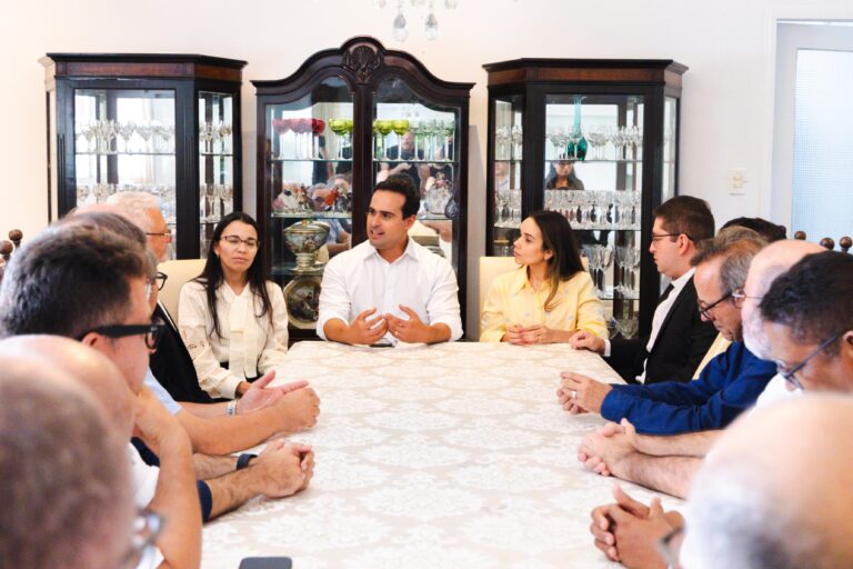 Lucas Ribeiro recebe lideranças da Igreja Católica e trata fortalecimento da assistência social na Paraíba