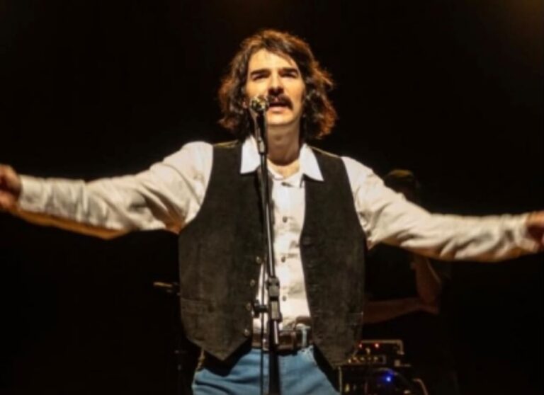 André Abreu celebra a obra de Belchior em espetáculo “Viver é Melhor que Sonhar” no Teatro Facisa