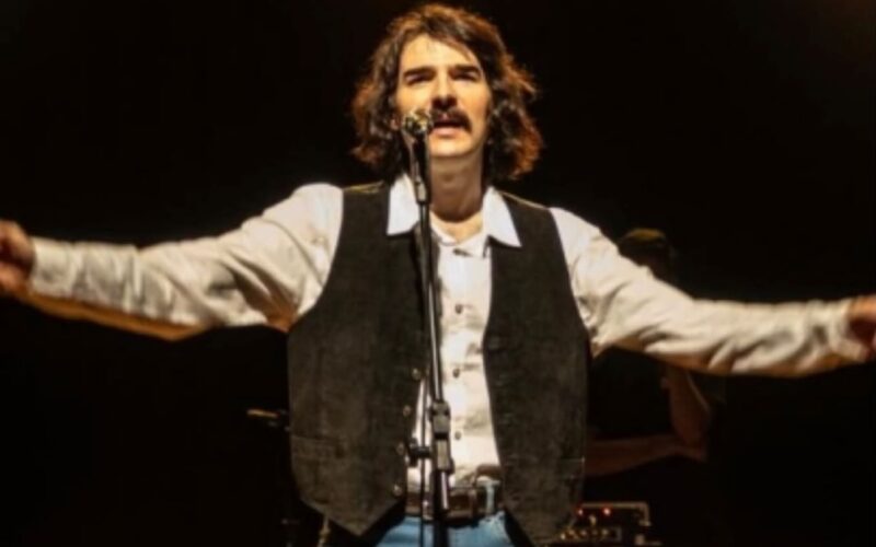 André Abreu celebra a obra de Belchior em espetáculo “Viver é Melhor que Sonhar” no Teatro Facisa
