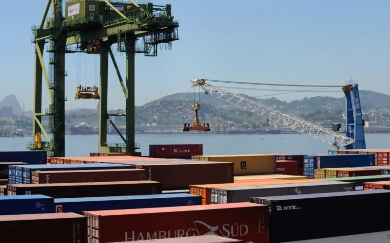 Balança comercial tem superávit de US$ 7,4 bilhões em agosto