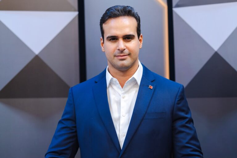 Lucas anuncia centros de convenções em Patos e Cajazeiras durante debate na TV