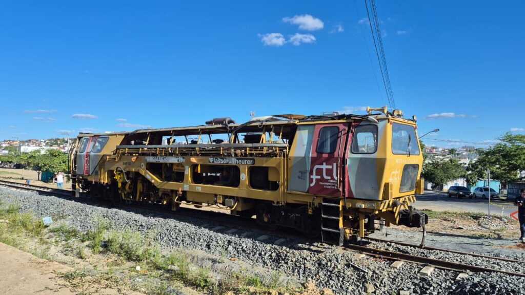 Obras do VLT avançam com chegada de máquina especializada para nivelamento e alinhamento da via permanente