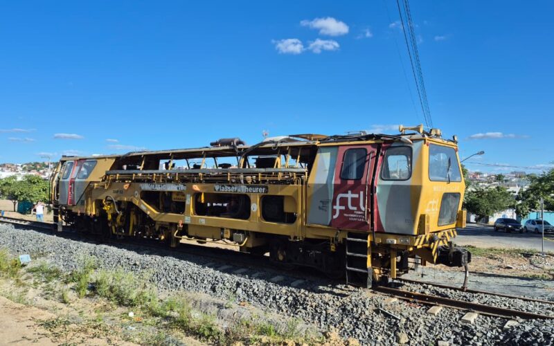 Obras do VLT avançam com chegada de máquina especializada para nivelamento e alinhamento da via permanente