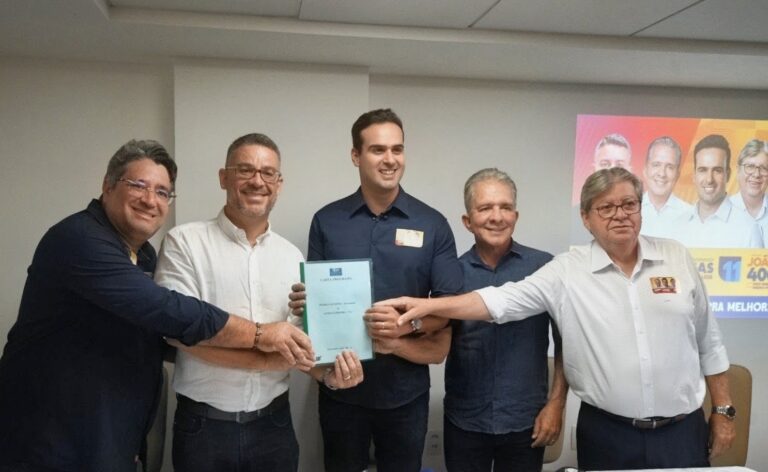 Pedro Coutinho oficializa retirada de candidatura e confirma apoio a Lucas, João e Nabor