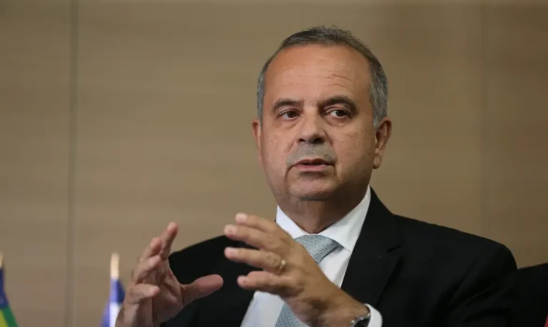 Coordenador de campanha se diz surpreso com fuga de Flávio